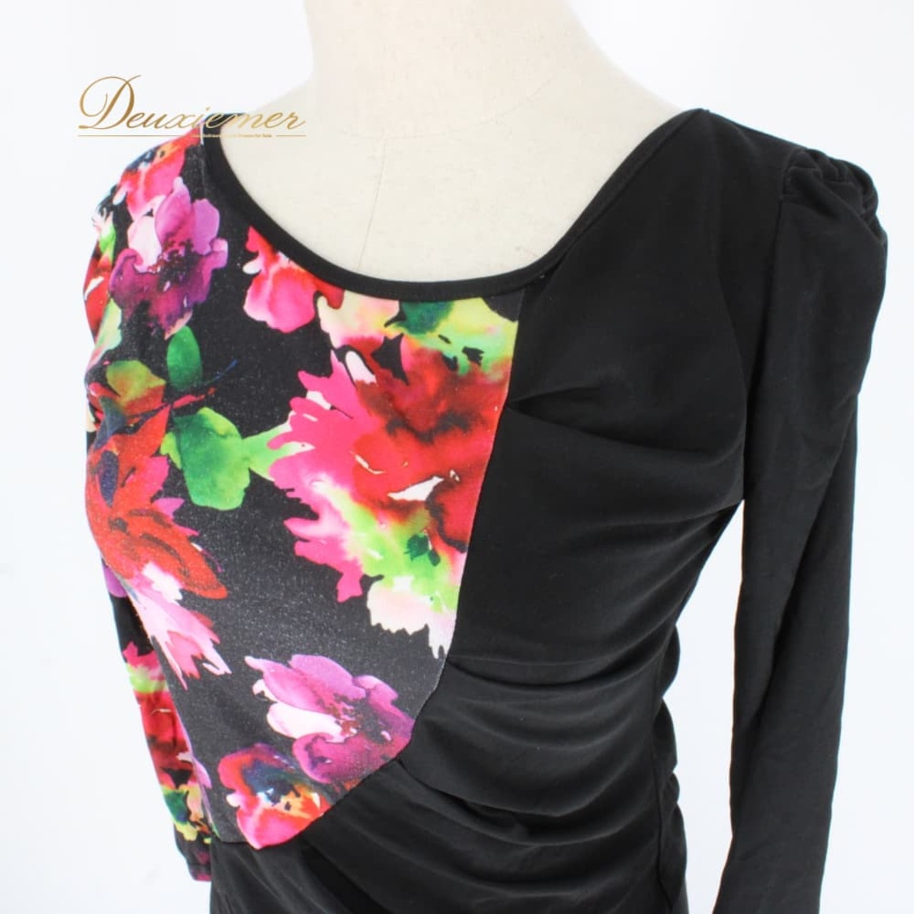 社交ダンス 衣装 スタンダード 上下セット ツーピース レッスンウェア パーティ衣装 Leirena ブラック系 レッド系 ピンク系 パープル系 ブルー系 グリーン系 イエロー系 モダン 競技 ダンス トップス スカート ワンショルダー風 フラワープリント 花柄 変形デザイン アシンメトリー風 ブラック ベース レッド フレアスカート リメイク風 スカート裾フレア ダンスレッスン 練習着 発表会 ラテンダンスではない スタンダード用 ロングスリーブ カットソー伸縮性あり ウエストゴム 伸縮素材