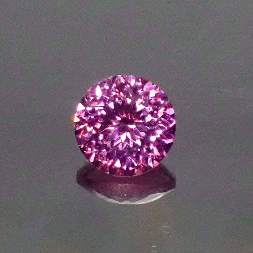 【Bright Brilliant Cut™️ “129 Facets” 】熱を映した、桃色の結晶 0.25ct 天然ピンクサファイア