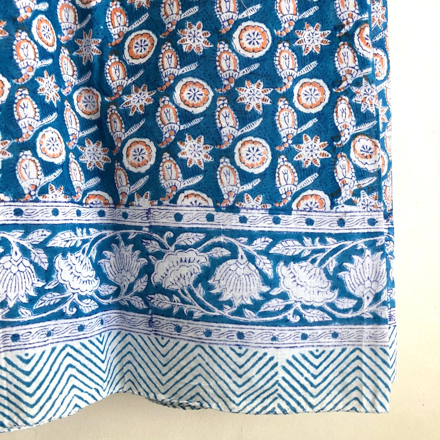 ブロックプリントのコットンデュパタ|薄藍に甚三紅花