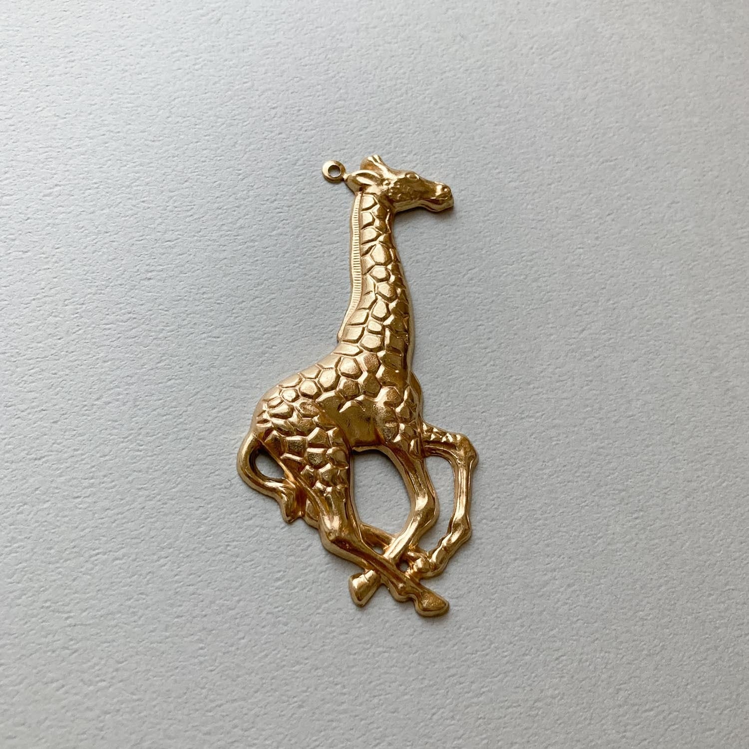 最終入荷〉USA真鍮 キリンの横向き大ぶりチャーム | Dua-アクセサリー