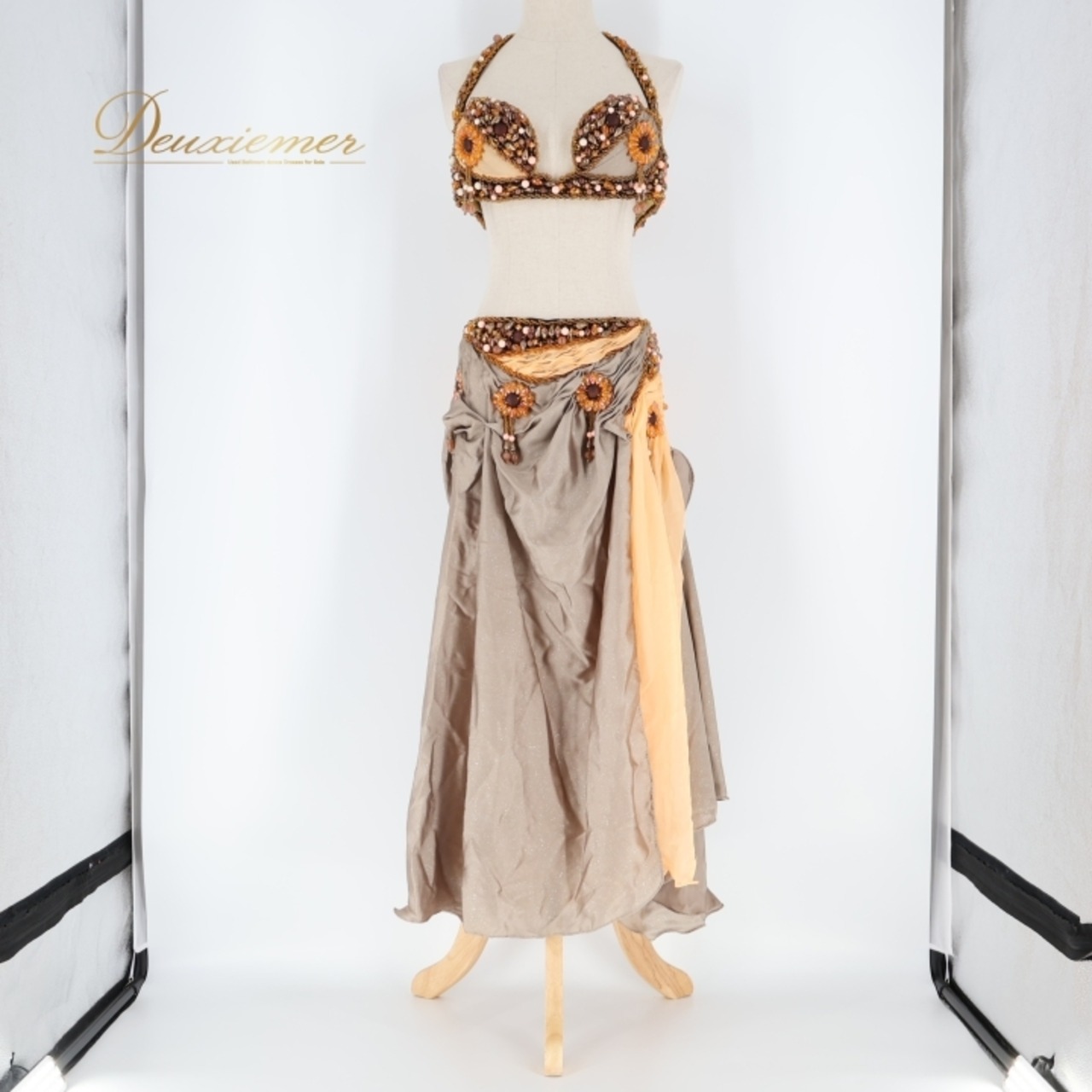 ベリーダンス オリエンタル 衣装 上下セット ブラウン系 トップス スカート ラインストーン ビーズ 花 茶 橙 ラメ キラキラ 豪華 装飾 華やか スリット ダンス衣装 ステージ イベント 落ち着いた色 かわいい オレンジ系 ピンク系