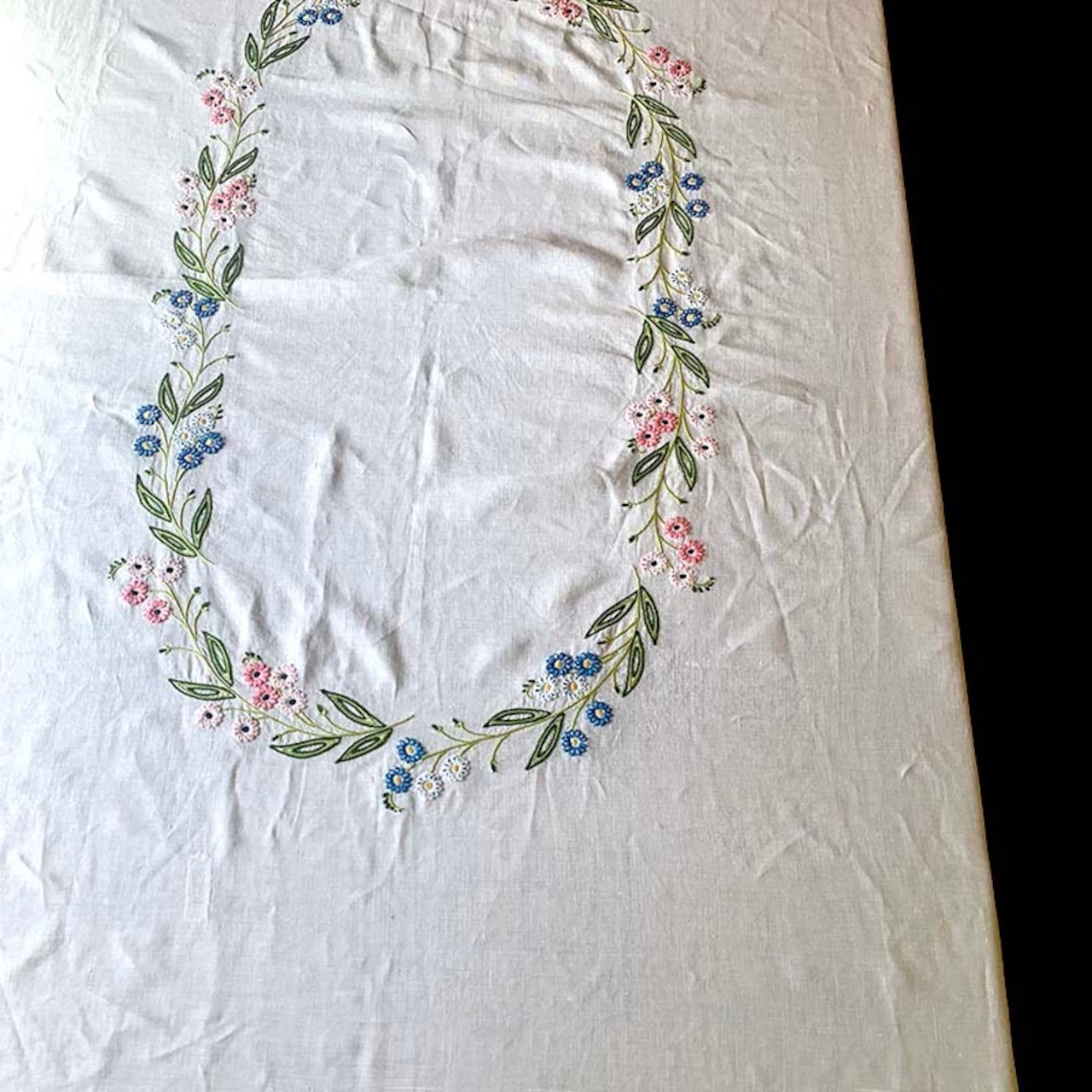 リネンのテーブルクロス　花刺繍