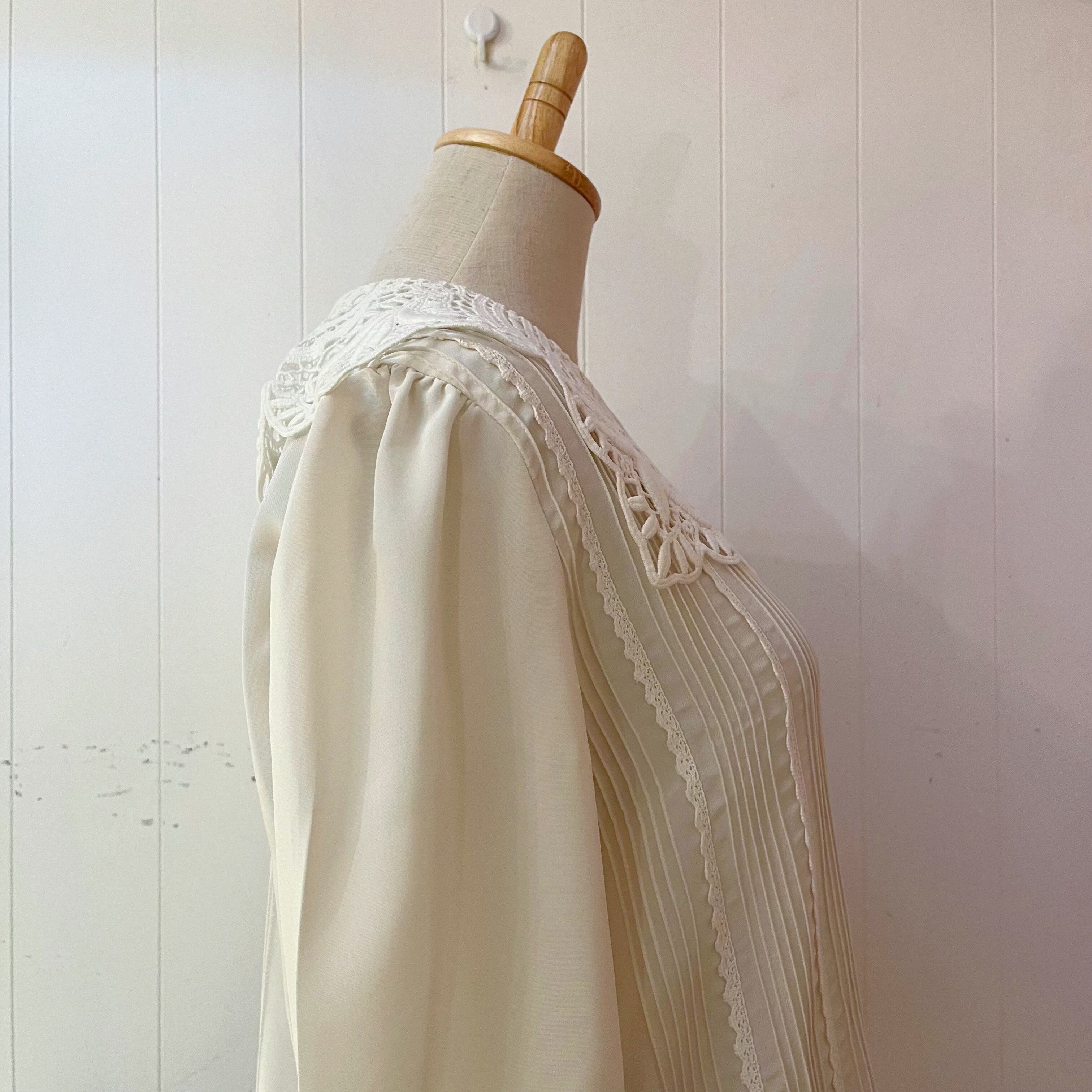 cream big lace collar blouse
