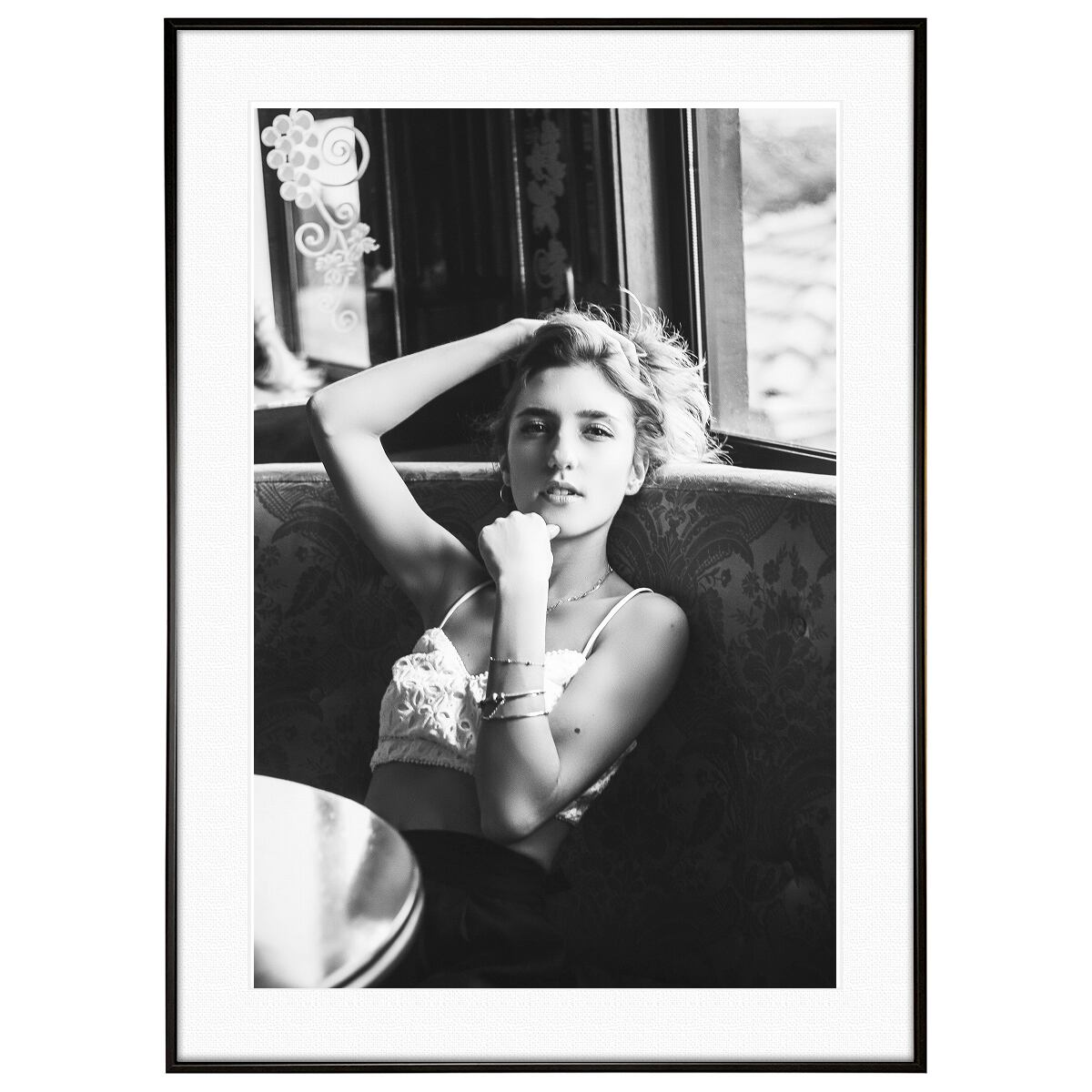 人物写真 ソファに座っている女性 インテリアモノクロアートポスター額装 AS2390