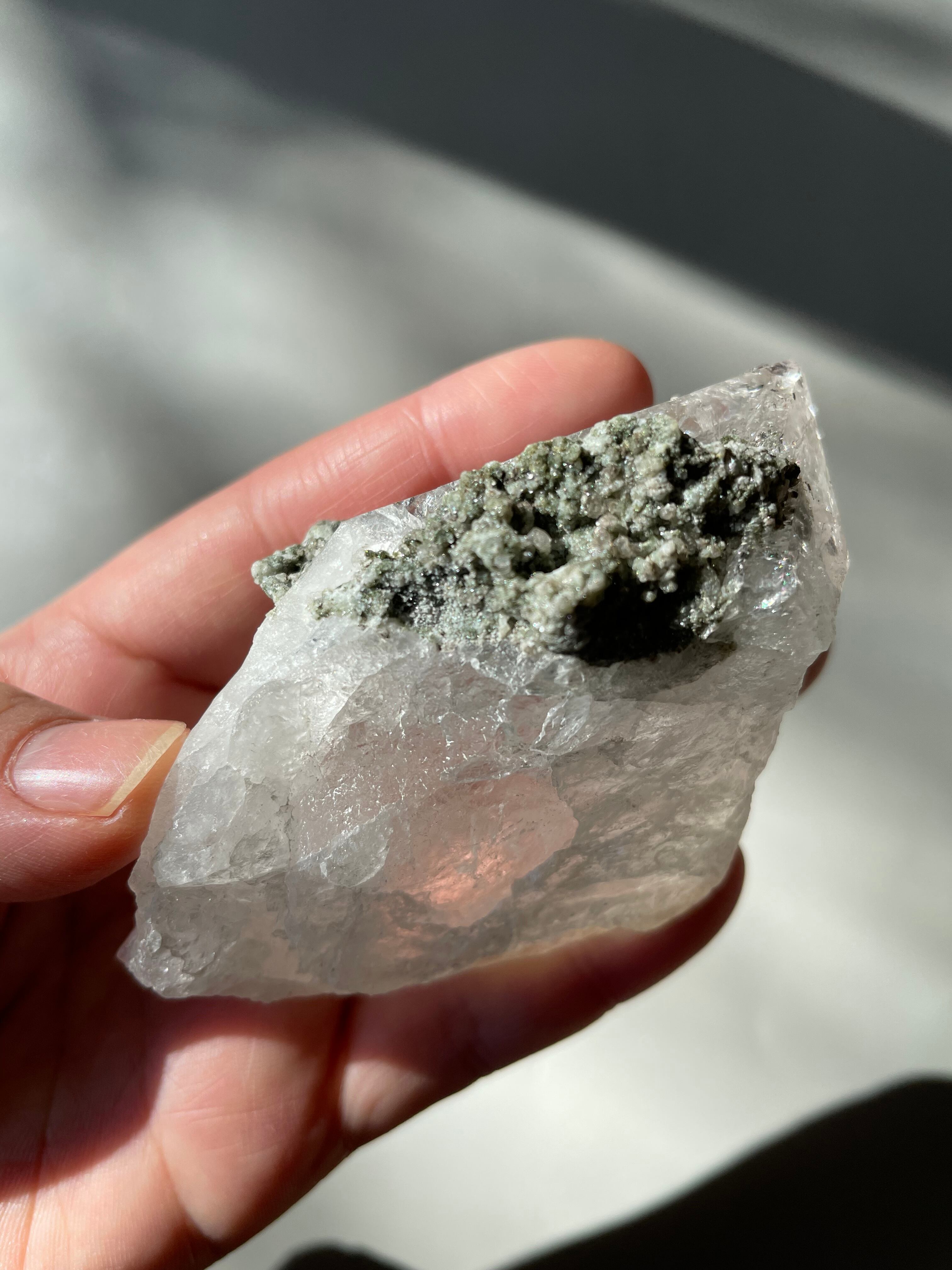 パキスタン　ギルギット　スカルドゥ産　ヒマラヤ水晶　マイカ　クローライト　虹