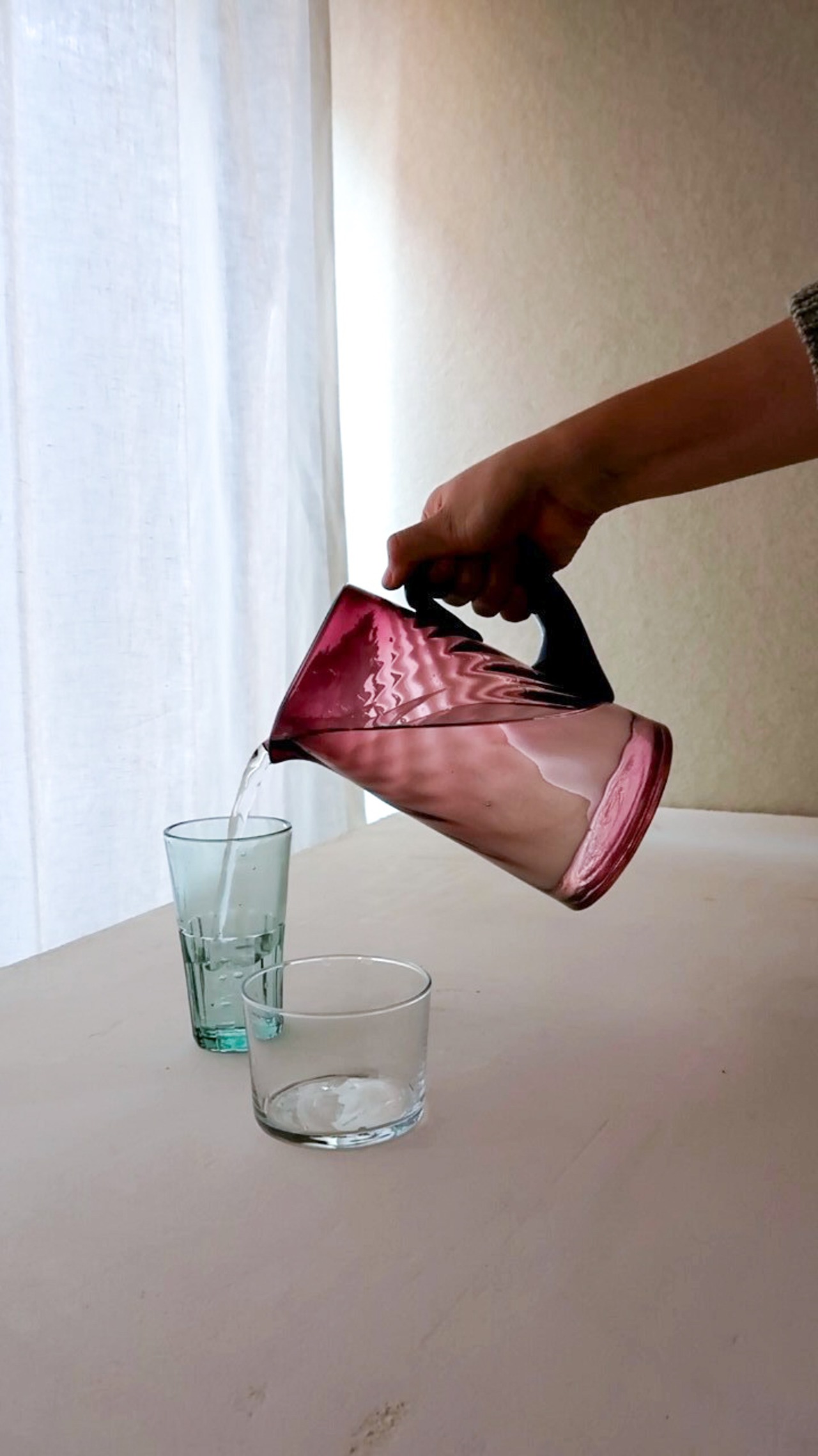 パープルのピッチャー