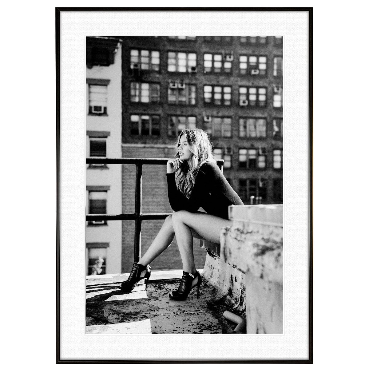 人物写真 ビルの屋上で座る女性 インテリアモノクロアートポスター額装 AS2245