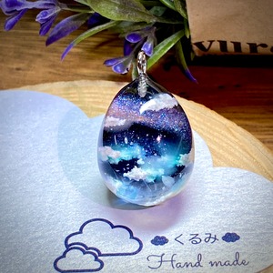 たまご型 ペンダント 雲＆空 夜空と天の川  25×18mm
