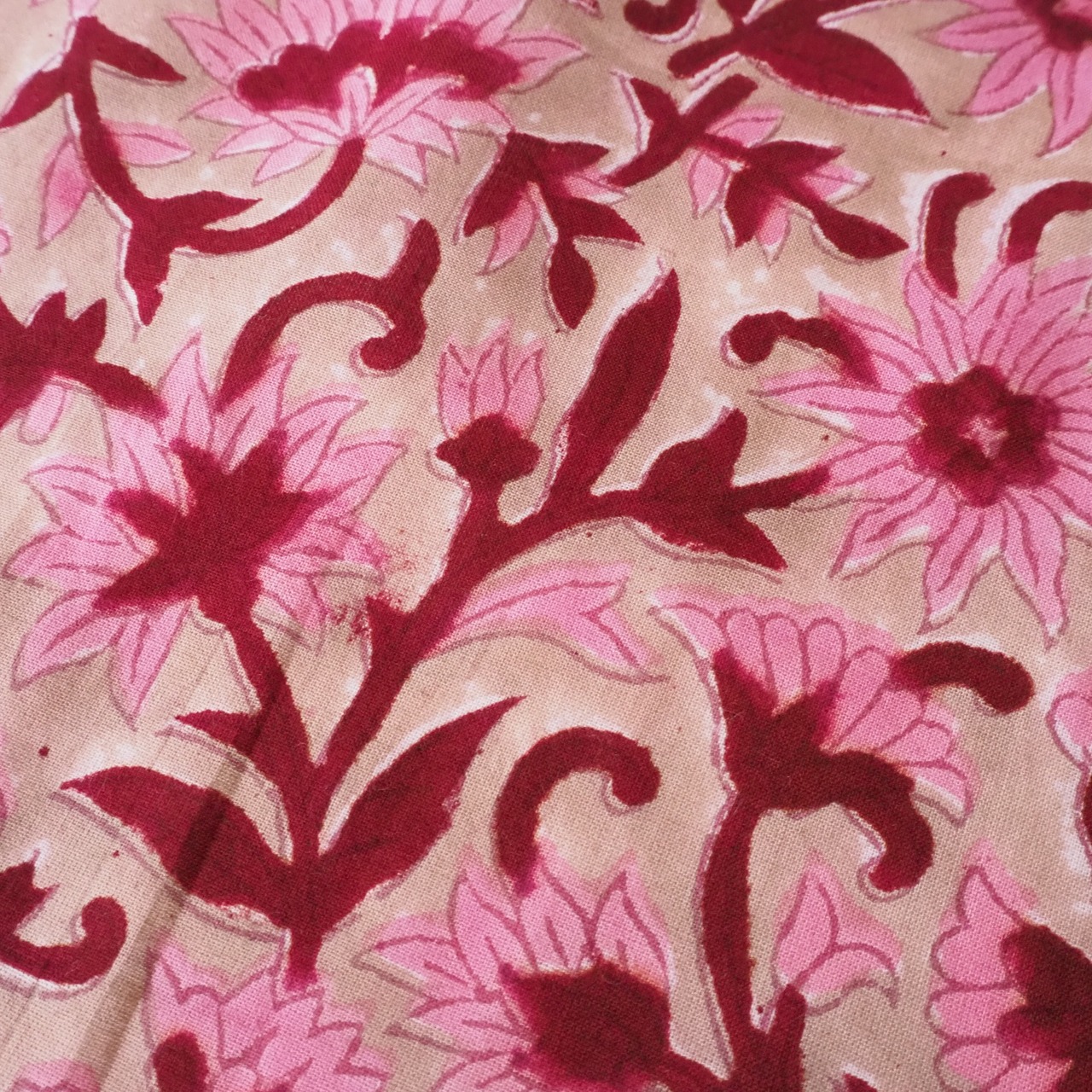 ブロックプリント生地【50cm単位】インド綿  花柄 ピンク×ボルドー #14921-PK1