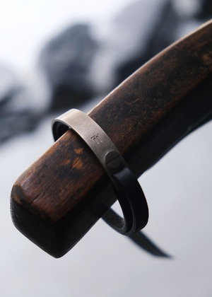 BALENCIAGA plate leather bracelet | CETTEN