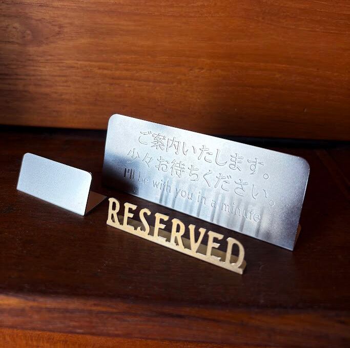 洋白製 オーダーメイドの卓上サインプレート 金属 L型 QRコード