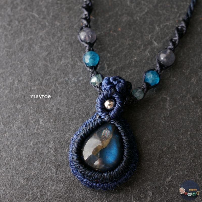 宝石質&虹入り☆ブラックラブラドライトのマクラメネックレス ~ 深海 ~<一点物>