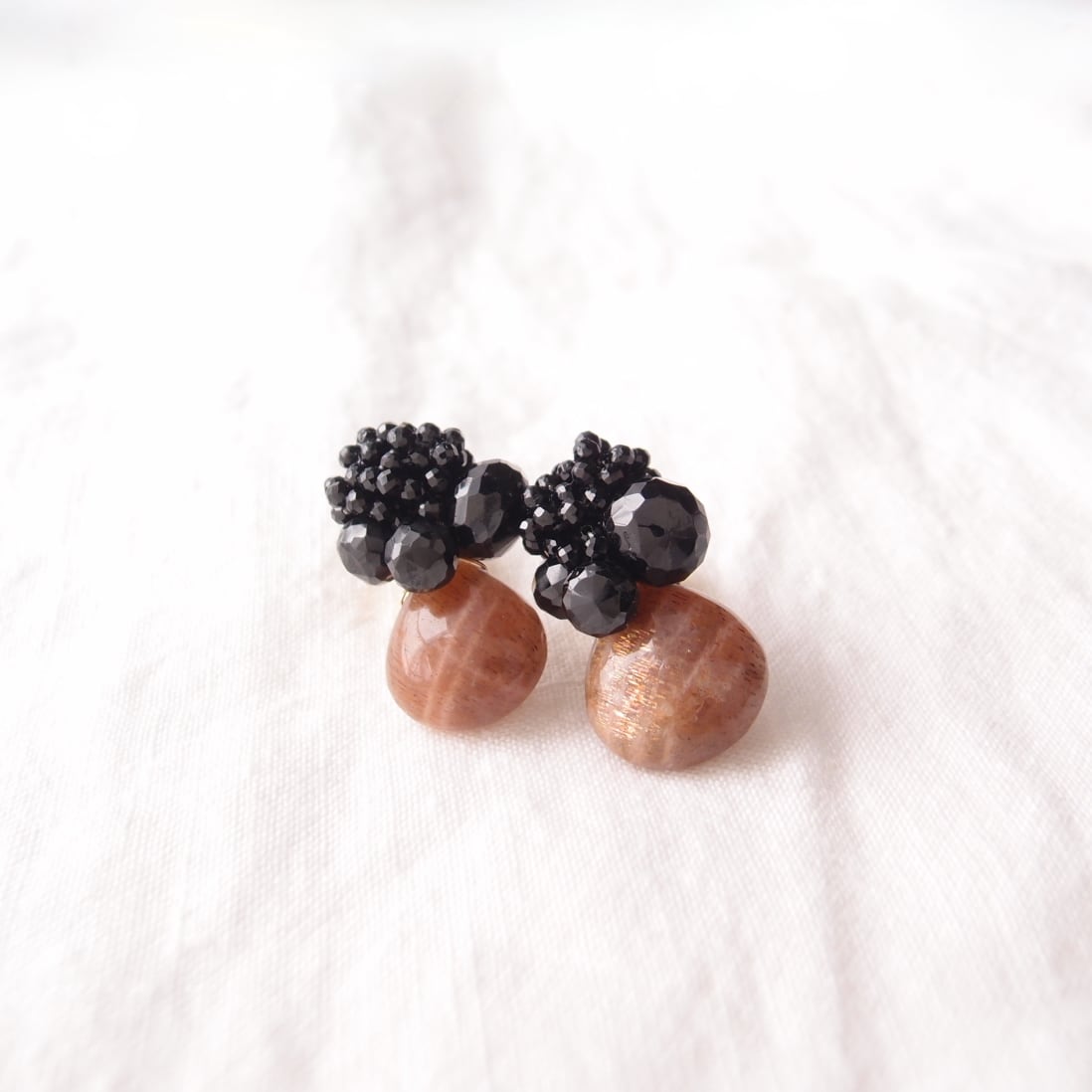 【天然石刺繍/イヤリング】Sunstone × Black Spinel Earrings
