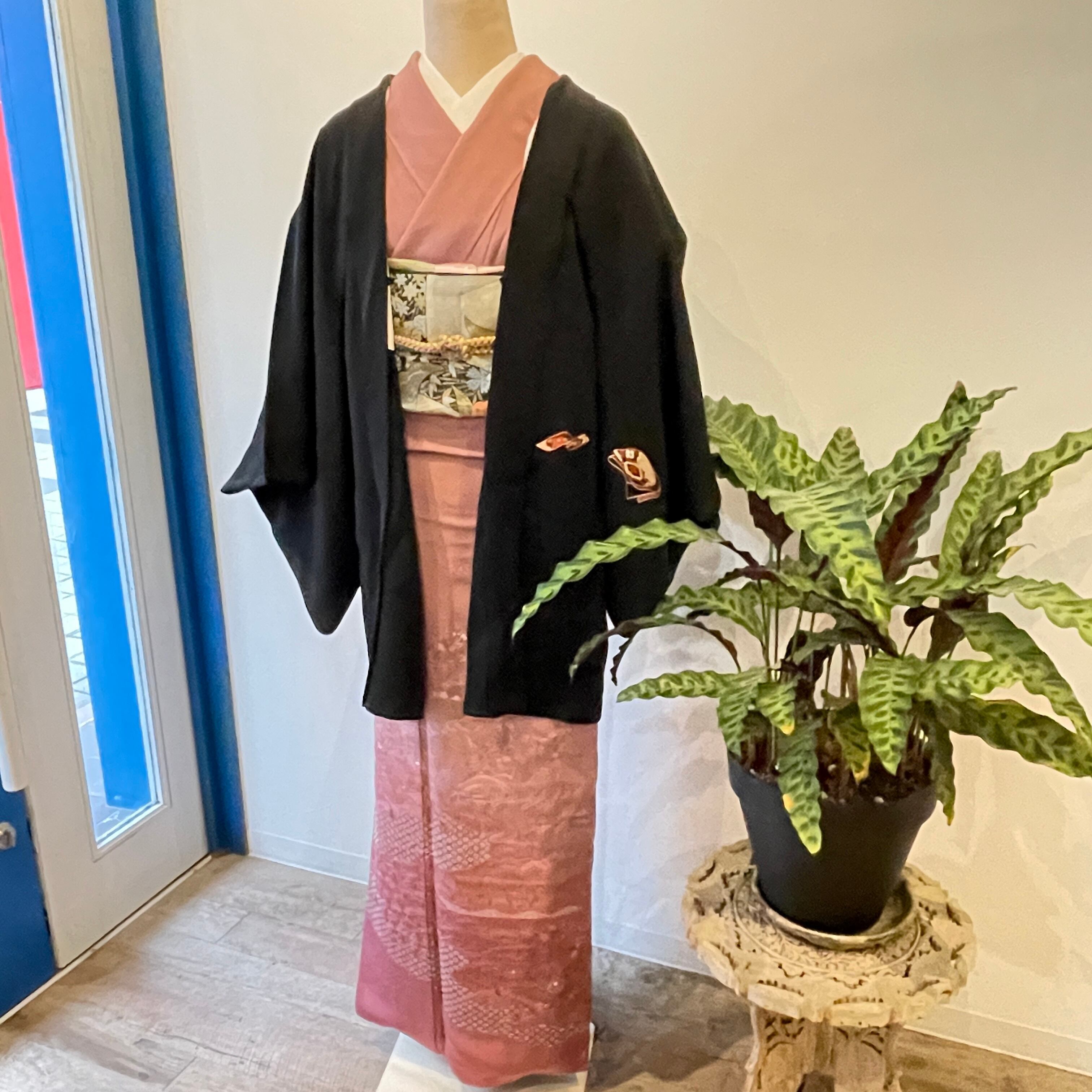 黒羽織 羽織 衣桁に着物 刺繍 一つ紋 桐 フォーマル 黒羽織 羽織 衣桁に着物 刺繍 一つ紋 桐 フォーマル