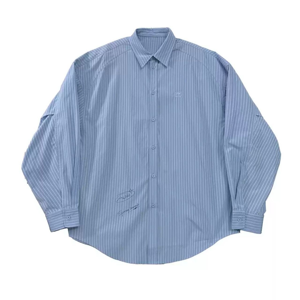 ピンストライプ落書きエンブレムライトブルーシャツ　1118