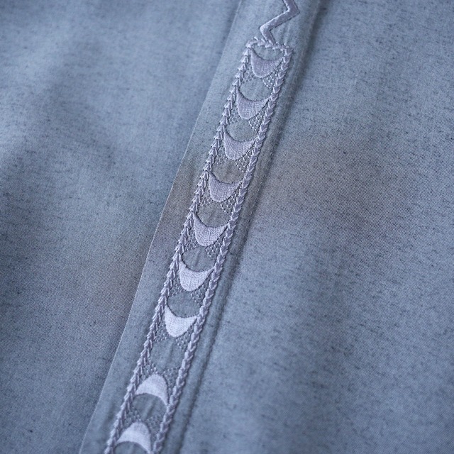 "刺繍" gray one-tone fry-front band-collar minimal shirt