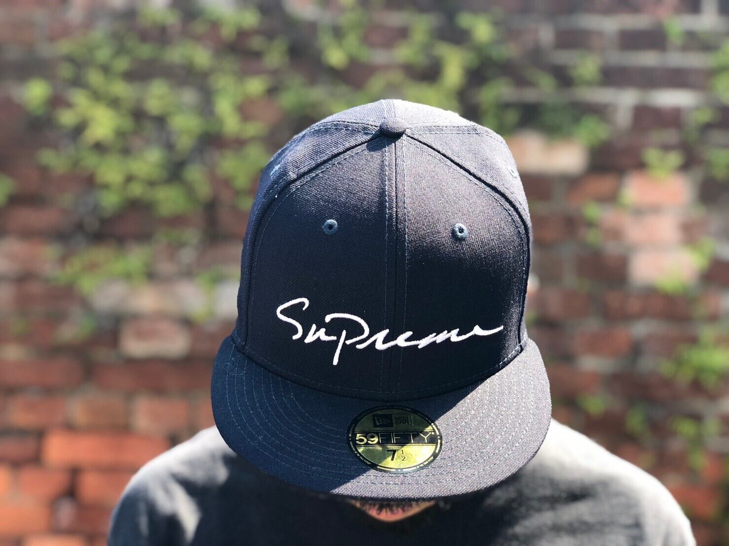 爆買い2023 Supreme - supreme キャップ ニューエラ Classic Script