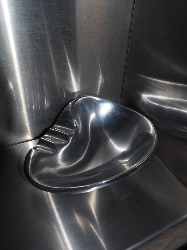 Aluminum curved ashtray