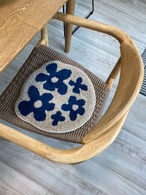 フック織で作った花が咲き誇るチェアパッド