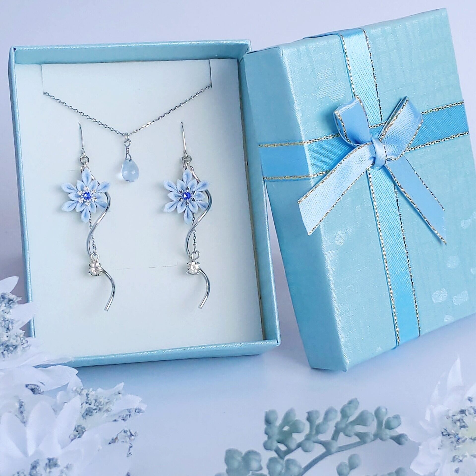 つまみ細工 雪の結晶としずくの ピアス イヤリング 】---フラワー/誕生