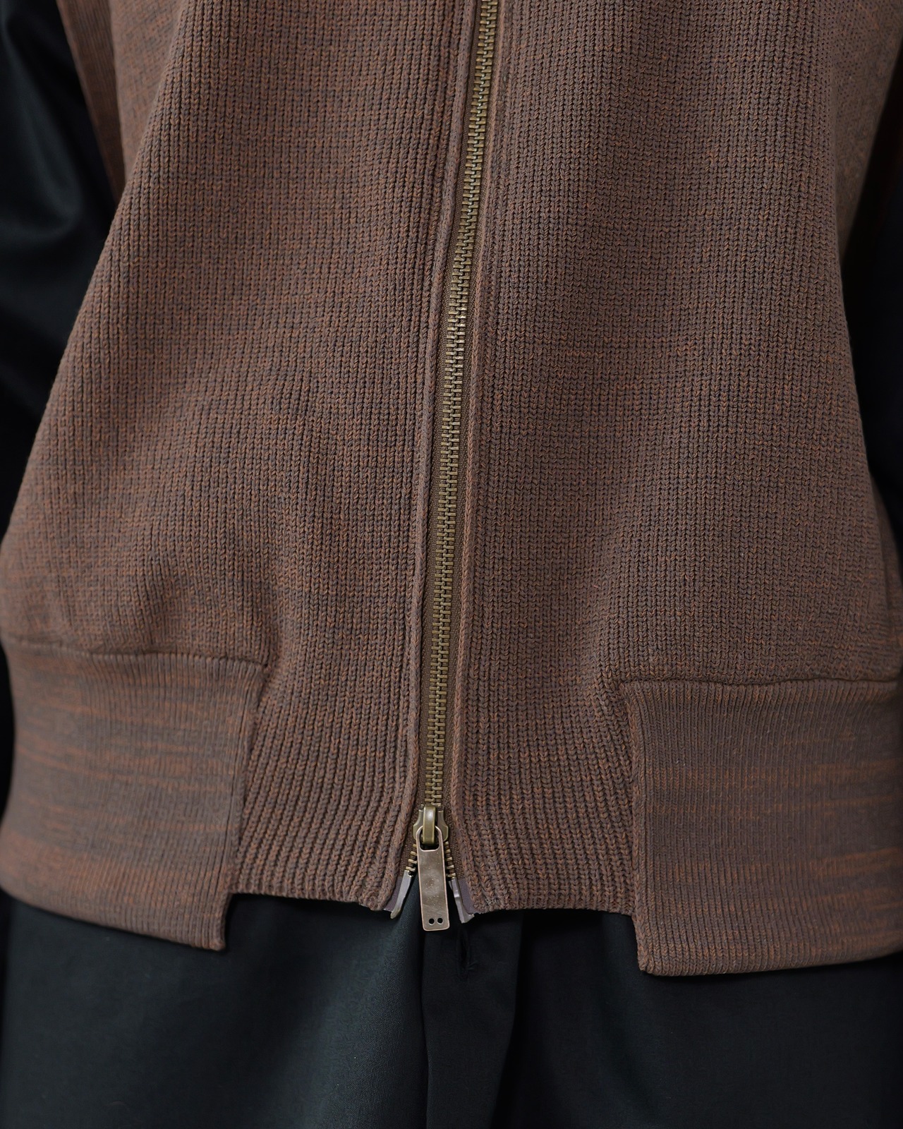 i’m here - Driver’s Knit Vest ：Brown｜前後スイッチ／ダブルファスナー／立体リンクス