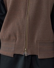 i’m here - Driver’s Knit Vest ：Brown｜前後スイッチ／ダブルファスナー／立体リンクス
