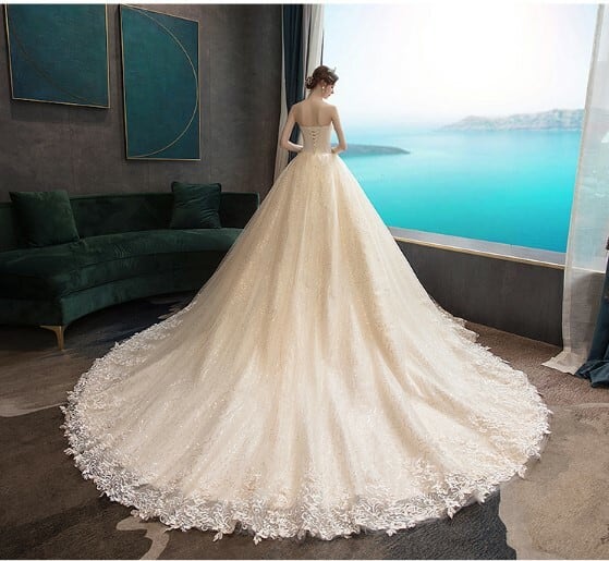 エレガントなホワイトウェディングドレス 豪華！ウエディングドレス 3D立体レース刺繍 ホワイト 短