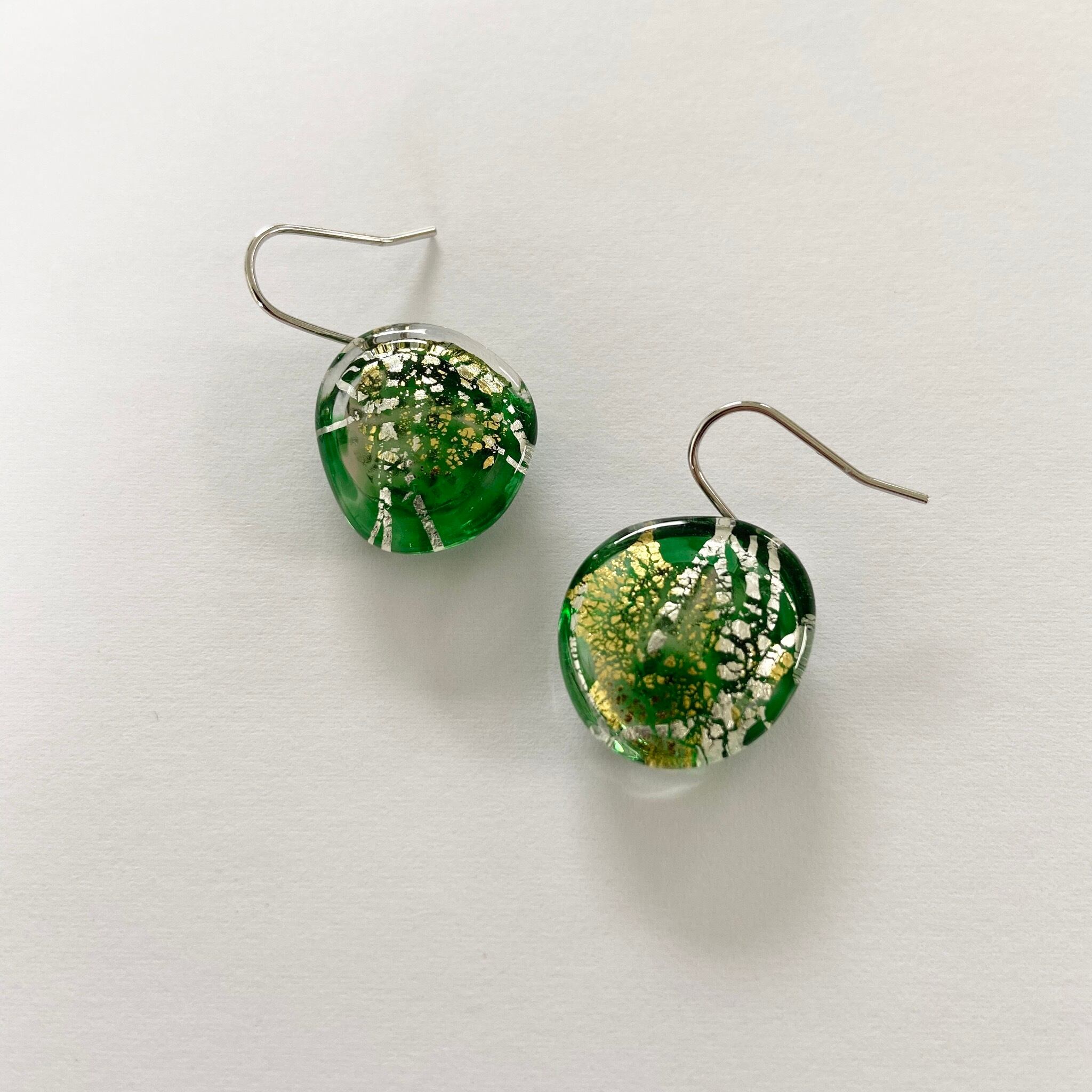 エメラルドグリーン と 金銀箔 の ピアス