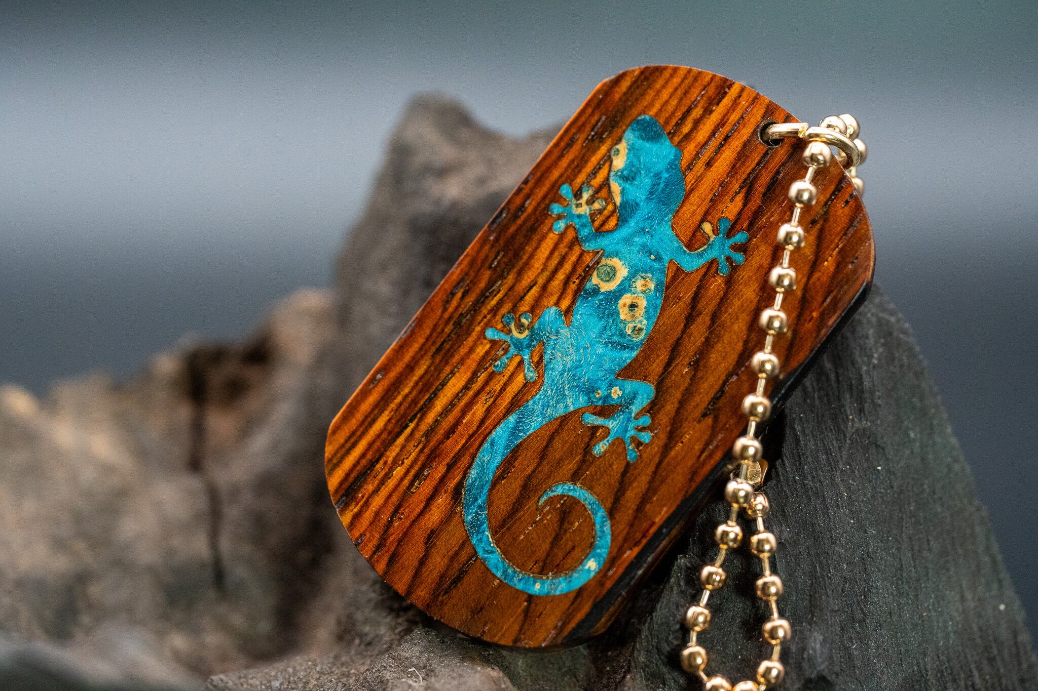 ※【 エスニックなローズウッド 】ココボロ ドッグタグ 象嵌 木登りトカゲ