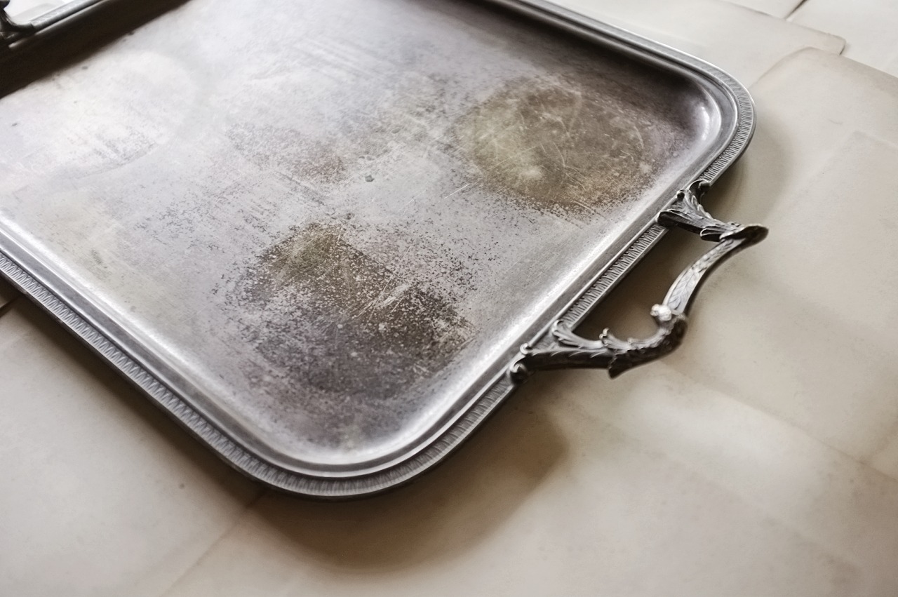 フランス 19世紀 ５５c 四人の沈黙の山羊と中世的銀製とても大きなトレイ アンティーク