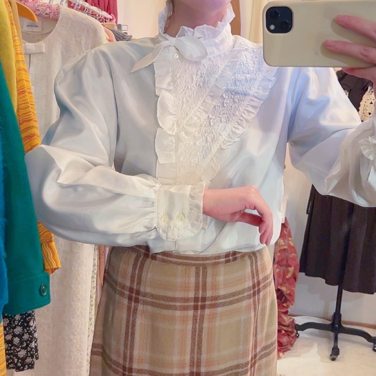 triangle frill mini scarf white blouse