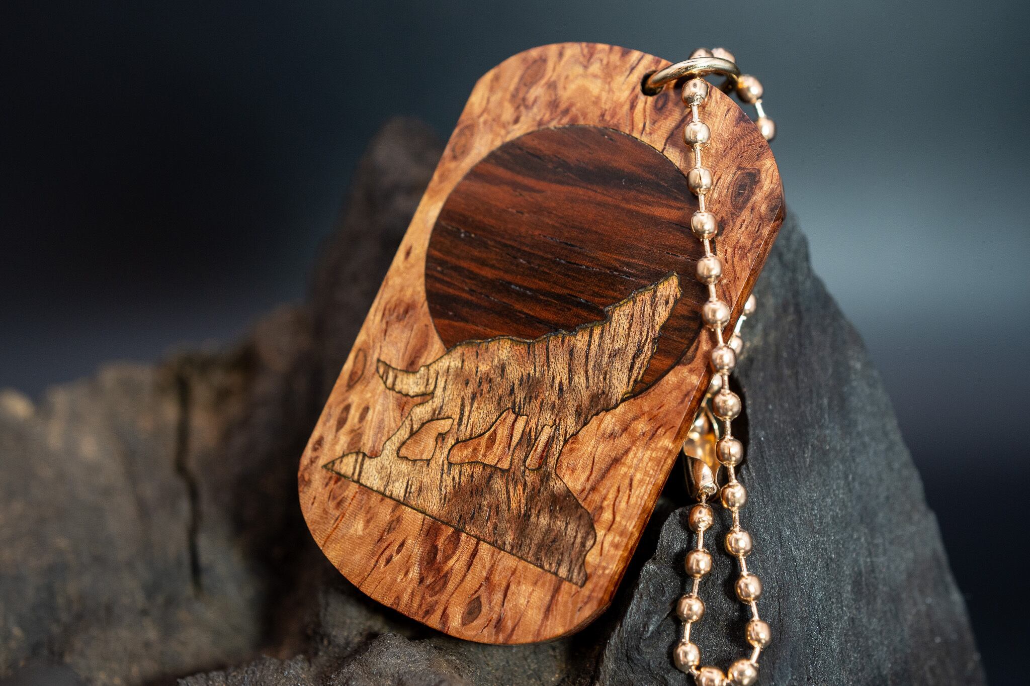 【最高峰の鳥眼杢】バーズアイローズウッド 極上 ドッグタグ 象嵌 月とオオカミ