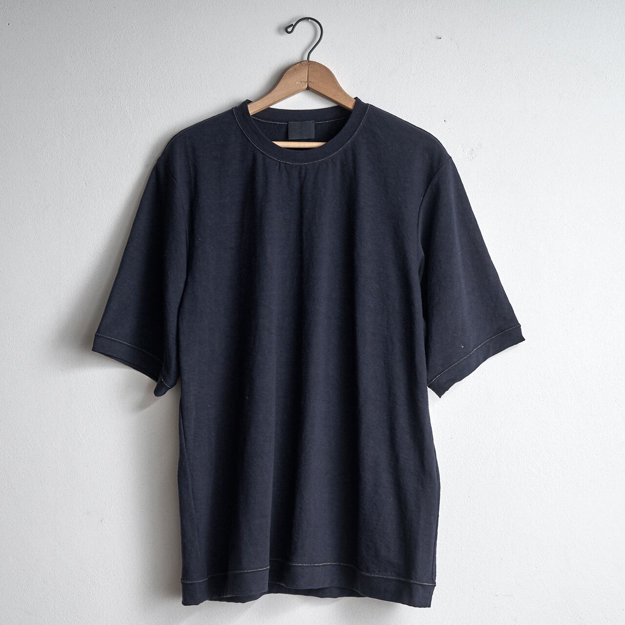 山内　塩縮加工リネンニットTシャツ NAVY | les trois entrepôts / レ トロワ アントゥルプ powered by BASE