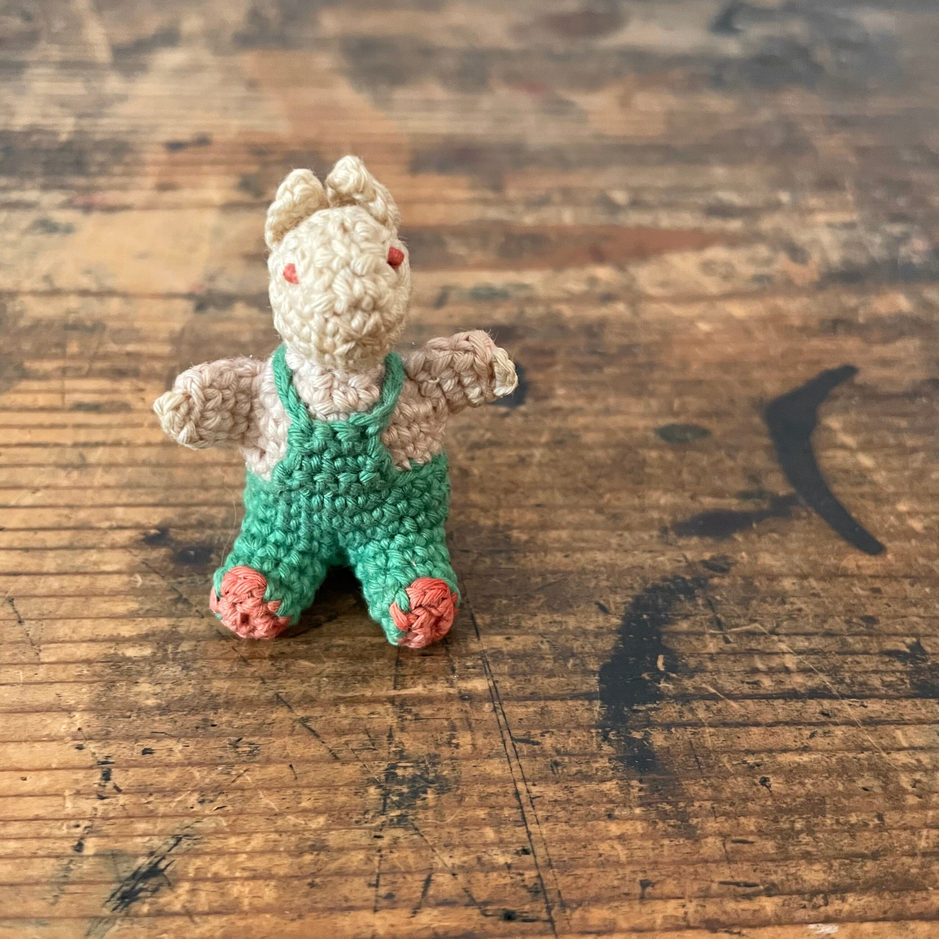 編まれた小さなうさぎ