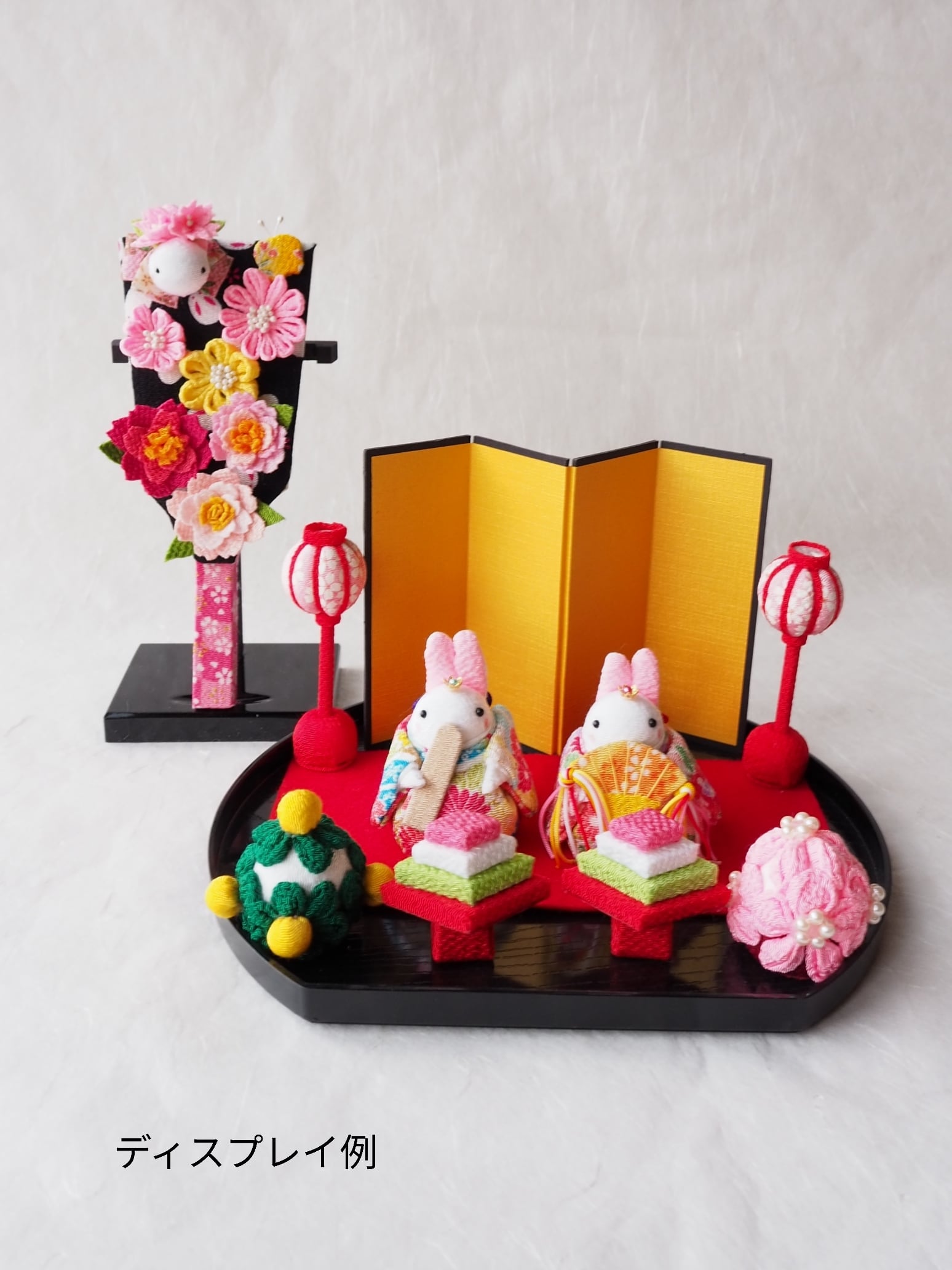 つまみ細工風お花とうさちゃんの羽子板飾り【羽子板のみ 専用スタンド