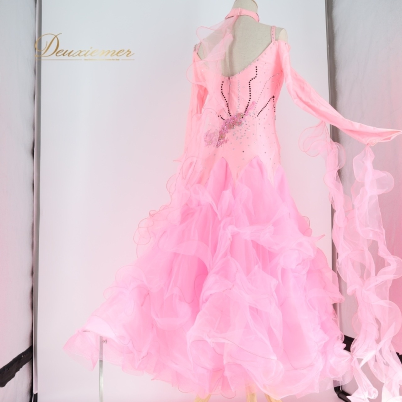 社交ダンス 衣装 スタンダードドレス ワンピース ドレス スタンダード フロート レース フリル デモ 競技 ダンス パーティ 発表会 ピンク 伸縮 明るい かわいい ボリューム ピンク系 フリルドレス 可愛い パーティードレス 女性用 エレガント 競技用服 ピンクワンピース ふんわり 動きやすい ステージ衣装