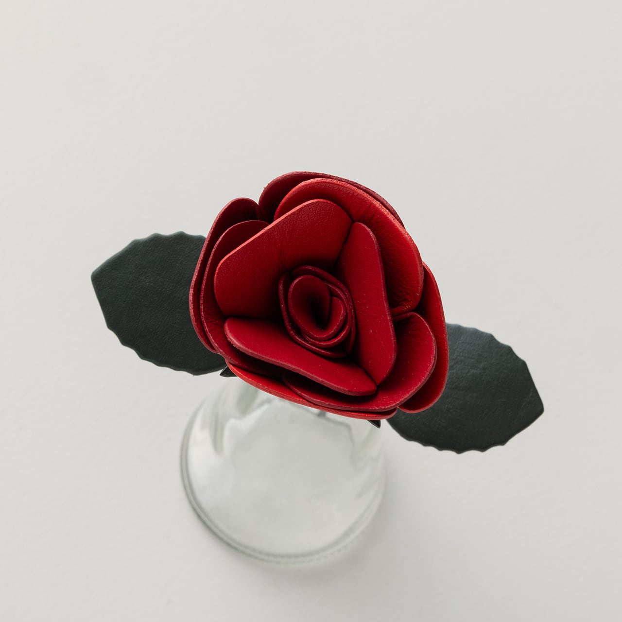 革の一輪花(バラ)- レッド系