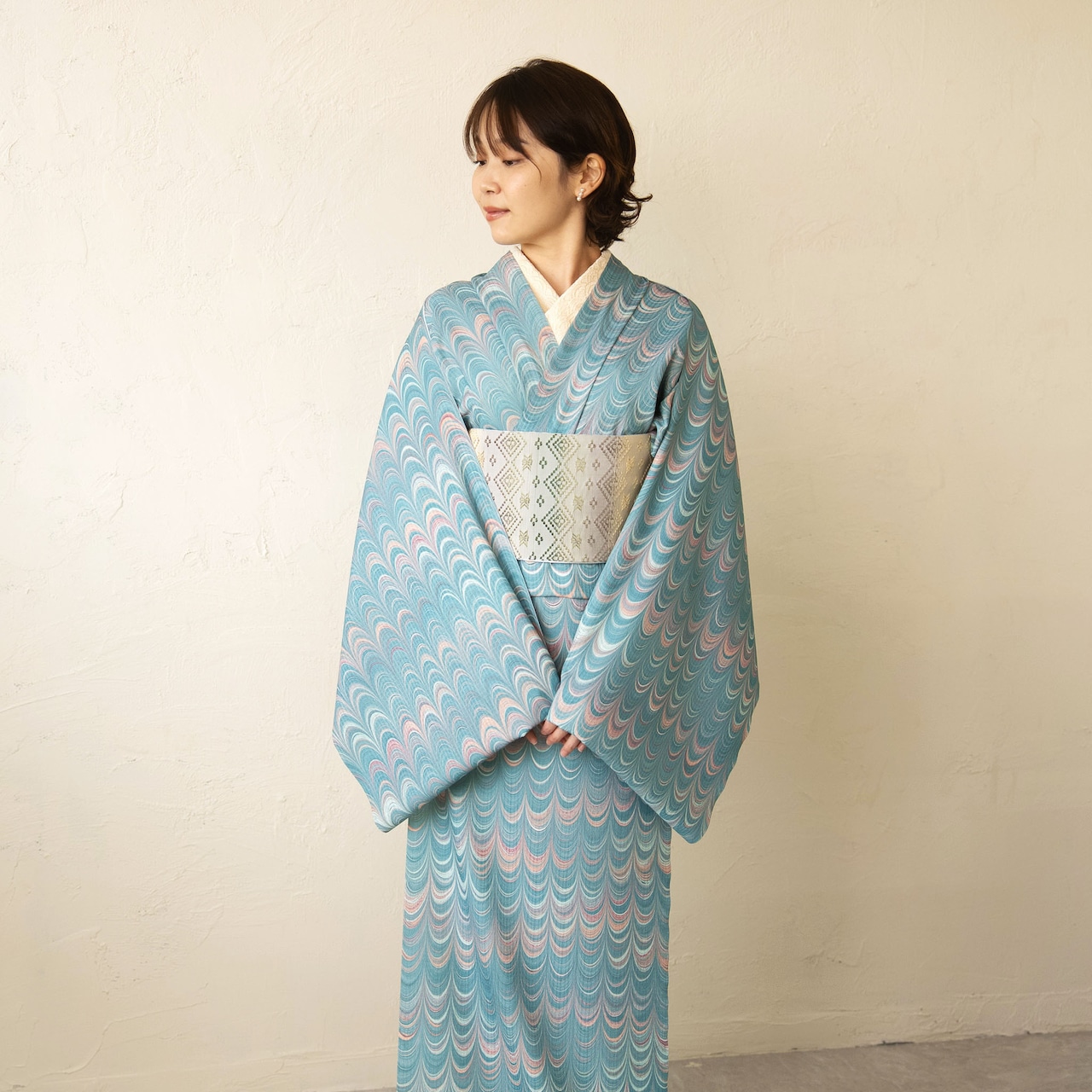 「夜明けの光を纏うドレープのような墨流し」〜洗えるきもの(シルジェリー格子柄)〜