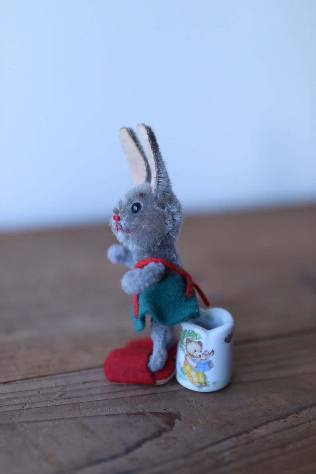 ヴィンテージ シュコー スカートをはいたうさぎ