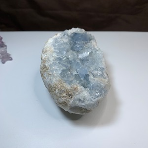 19.セレスタイトに住み着く可愛いフローライトくま