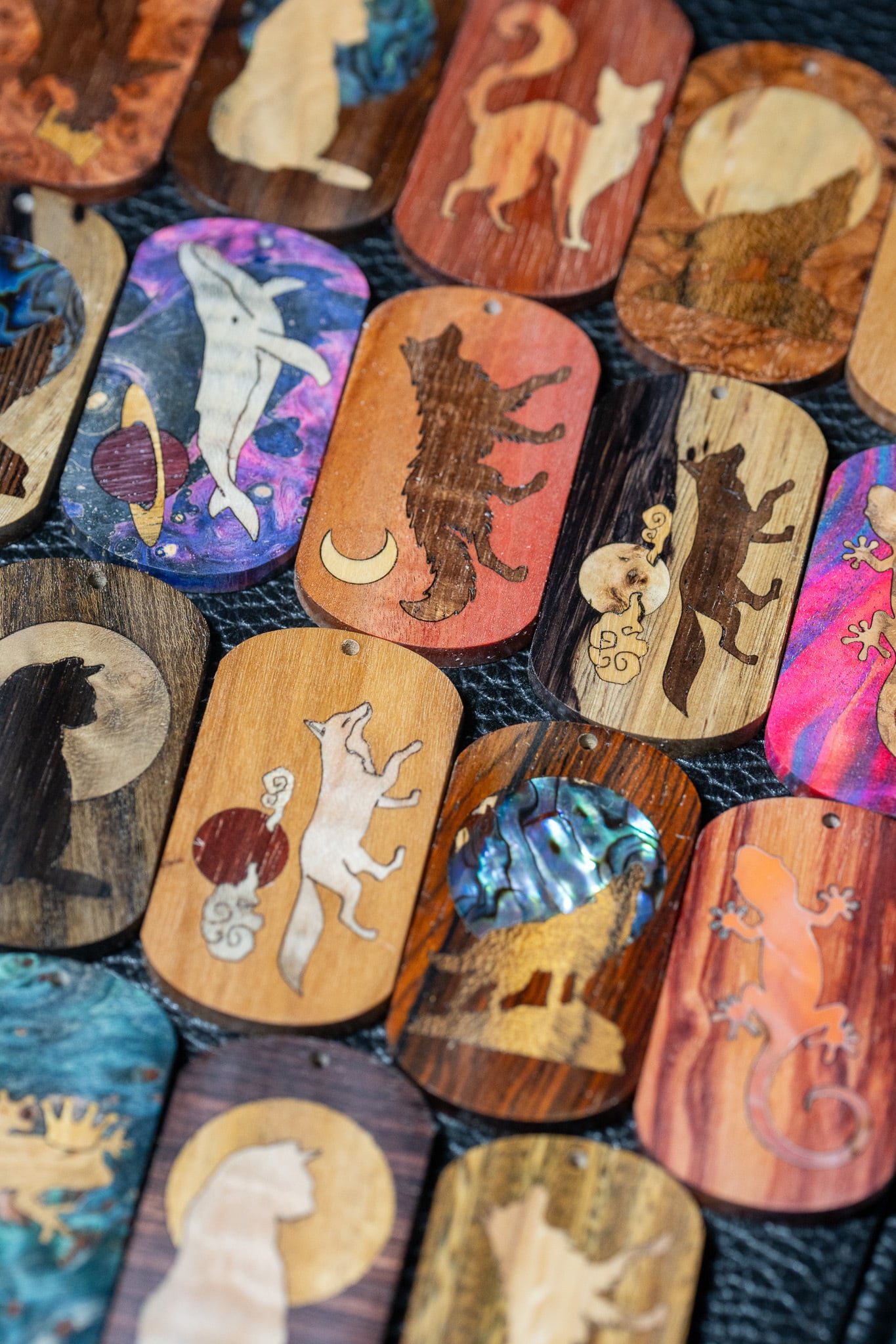 金杢犀 ドッグタグ 木象嵌 2枚 十五夜きつね 狼 欅 ケヤキ 本花梨瘤