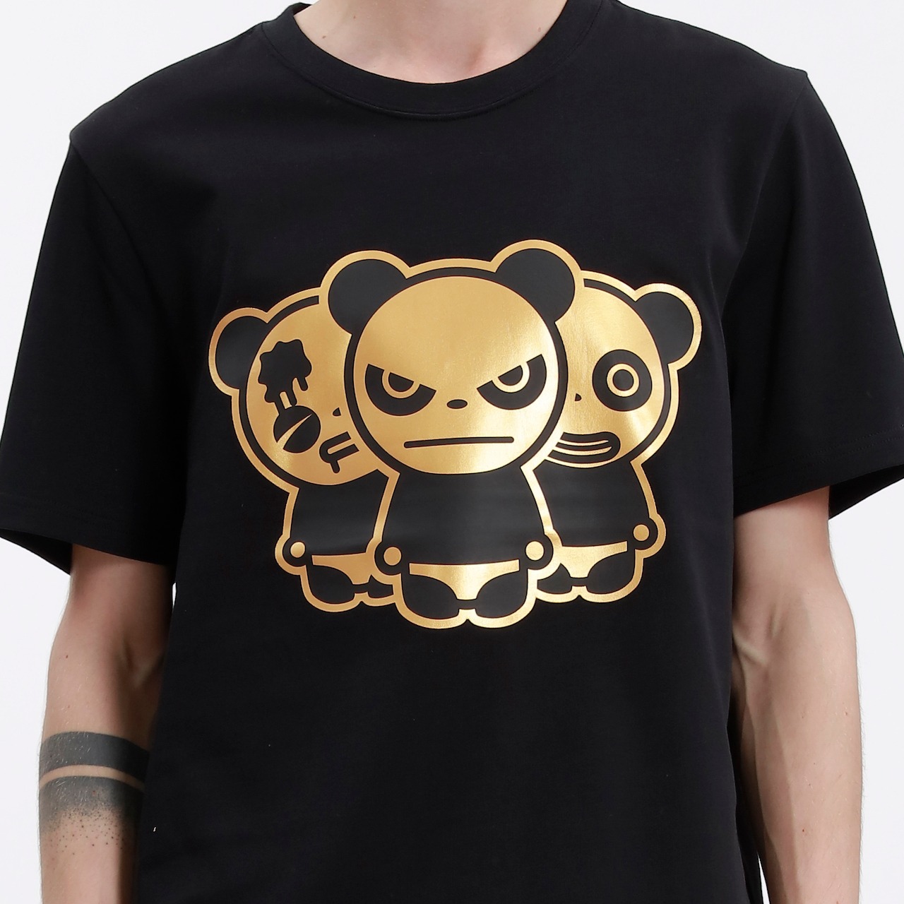 福岡ソフトバンクホークス今宮健太選手着用モデル【HIPANDA ハイパンダ】メンズ パンダ3兄弟 ゴールドプリント Tシャツ MEN'S TRIO LOGO GOLD PRINT SHORT SLEEVED T-SHIRT / WHITE・BLACK