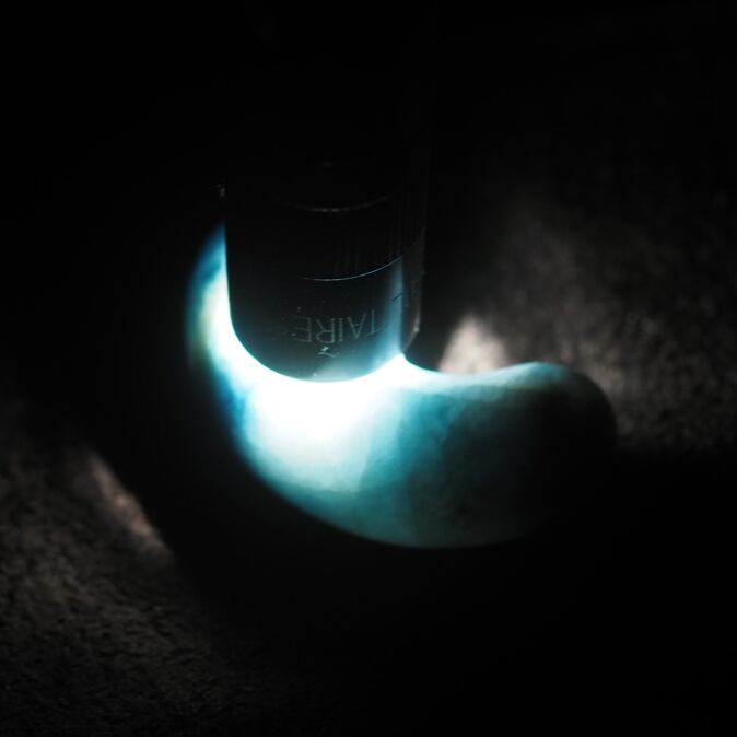 糸魚川翡翠 コン沢 青翡翠 勾玉 13.4g Itoigawa Blue Jadeite