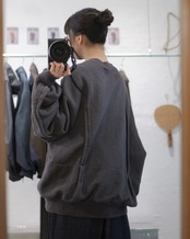 予約販売 | i’m here : - “METAL” SWEAT SHIRT ：Gray｜メタル混裏毛／製作痕のライン／反転ダーツ／ガーメントダイ／日常使いしやすい立体感