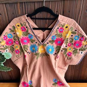 刺繍Ｖネックトップ