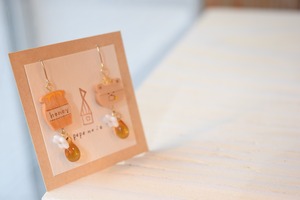 【イヤリング変更可能】ぺぺの家/蜂蜜のクマさんのピアス