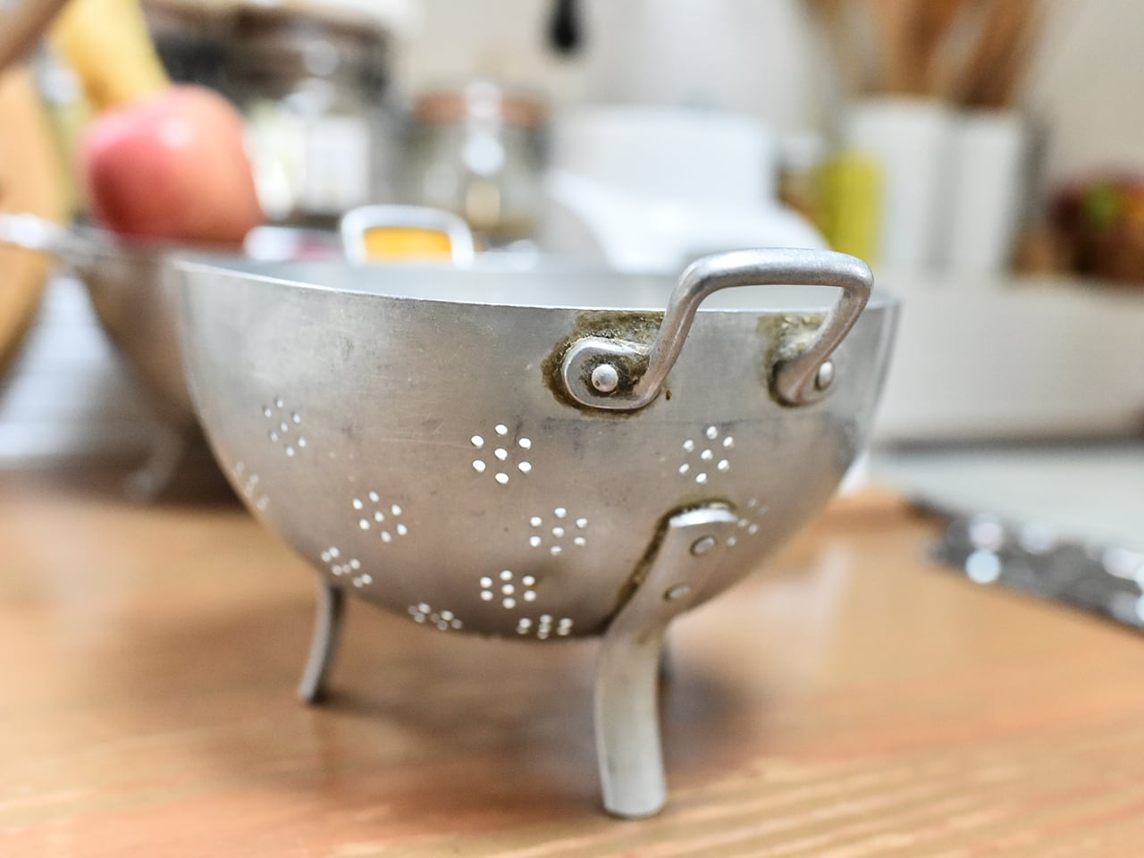 花形の水切り穴が可愛いアルミ製のコランダー フレンチアンティーク