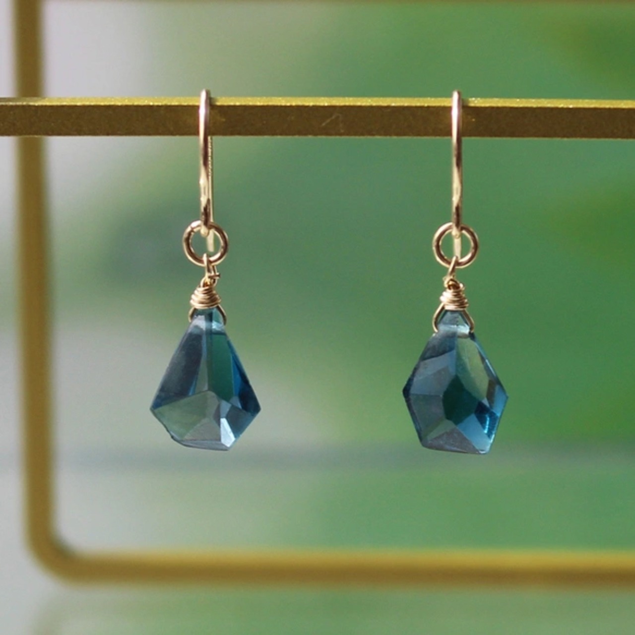 ロンドンブルートパーズ<ラフドロップ>のピアス