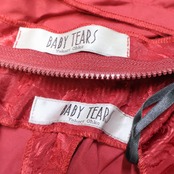 【美品 フラメンコ衣装】レッド BABY TEARS ベビーティアーズ 上下セット ツーピース ワイン 赤 ボランテ 黒 花柄 レース フリル ダンス用 レディース 発表会 ボルドー ワイン 薔薇 光沢 上品