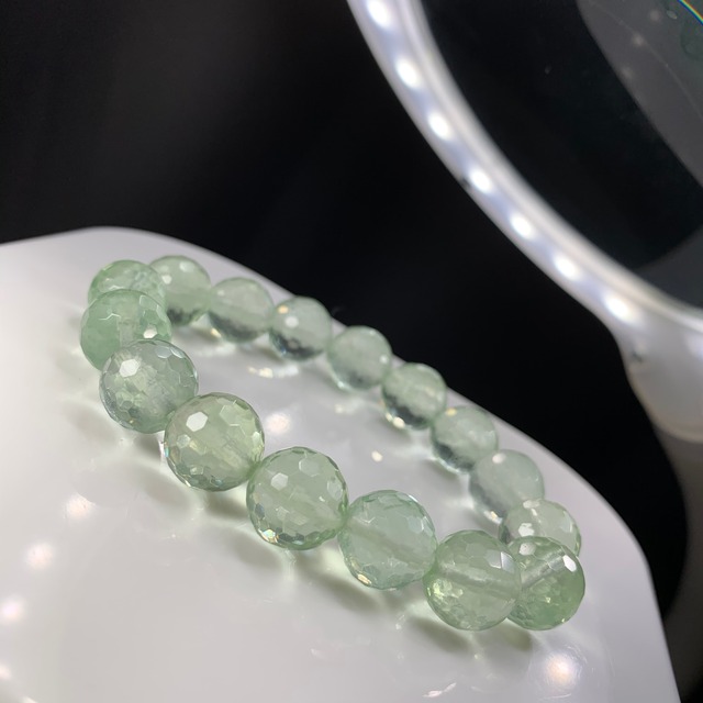 3.優しい色合いミントグリーンフローライトブレスレット